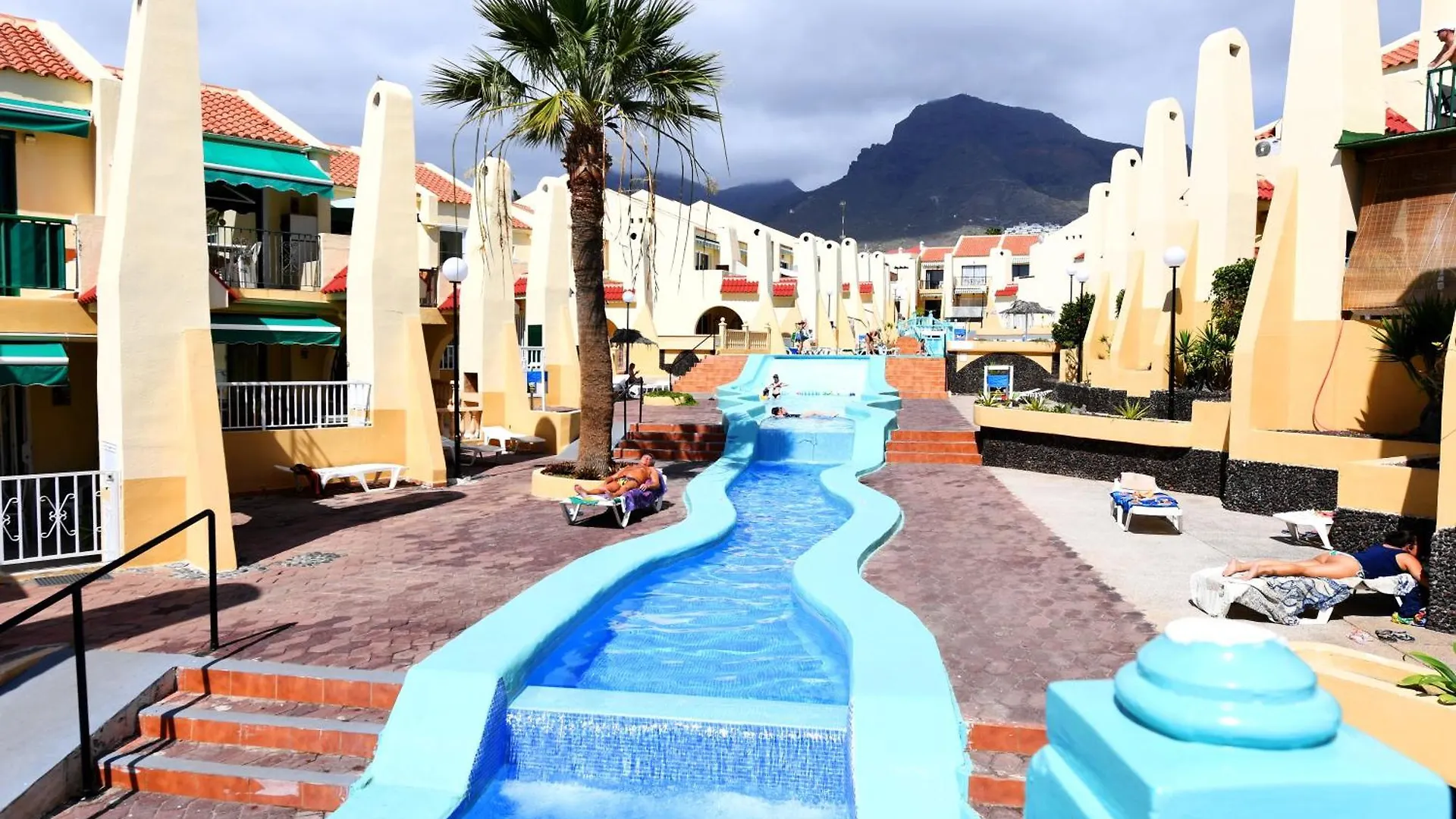 Excelent Location 5 Min To The Beach contacts
